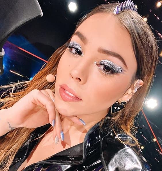 "Tengo muchos amigos y 
<b>muchos 'dates'</b> (citas), me la paso genial", comentó.
<br>