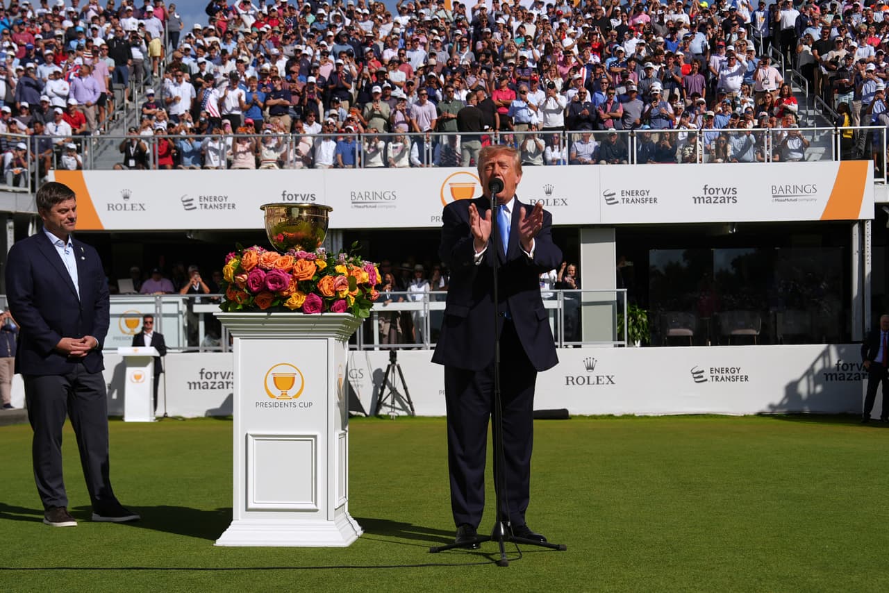 Durante su primer mandato, Trump fue presidente honorario de la edición de 2017 en Liberty National, Nueva Jersey. Llegó casi al final, cuando el equipo de Estados Unidos ya tenía asegurada la victoria, y posó en la entrega del trofeo. En 2024, el entonces primer ministro de Canadá, Justin Trudeau, participó en la entrega en el Royal Montreal. En 2000, el presidente Bill Clinton asistió a una ronda en el Robert Trent Jones Golf Club, en Gainesville, Virginia. En 2017, Clinton, George W. Bush y Barack Obama se sentaron juntos en el primer tee para la ronda inaugural, según AP.