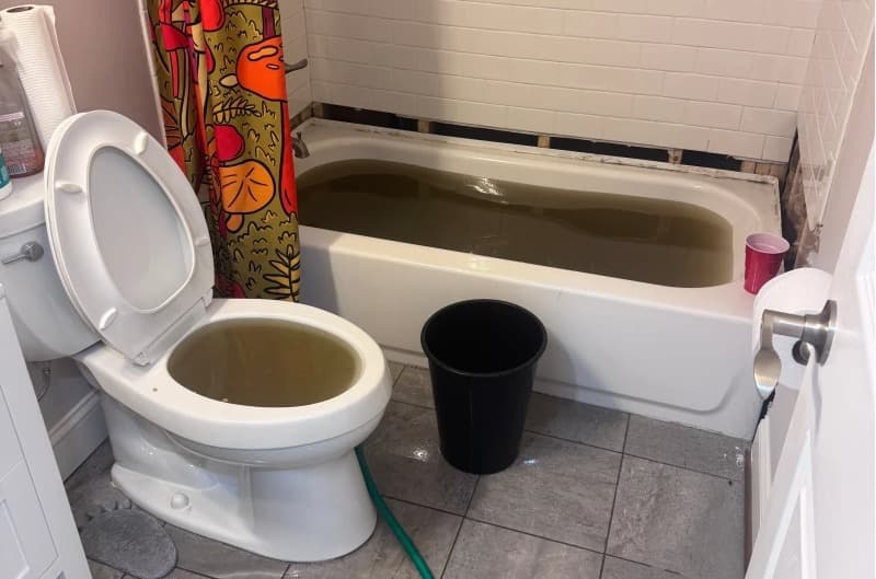 Tuberías dañadas y coladeras que se desbordan riegan aguas negras en Baltimore