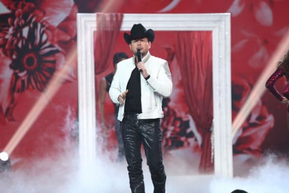 "
<b>Ella fue realmente clave importante en mi carrera</b>, porque cuando yo quería ser futbolista que era mi sueño, ella me mandó el primer año a la escuela de música forzosamente, yo me iba llorando con mi clarinete […] Todo lo que he logrado hoy en día fue gracias a la a perseverancia primero que nada de ella", dijo en el show. 
<br>