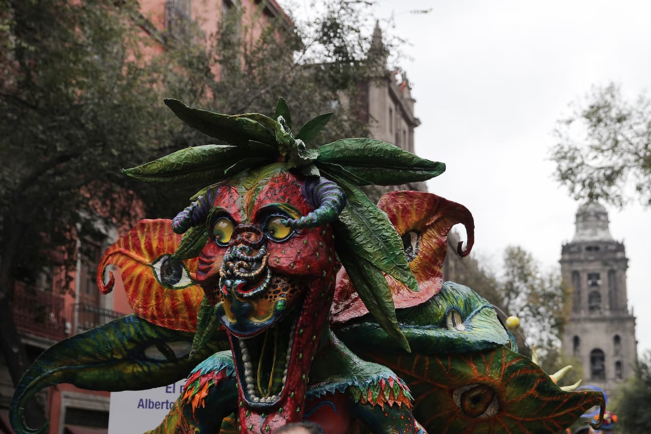 Los alebrijes permanecerán hasta el 6 de noviembre en las aceras, decorando esta turística vialidad.