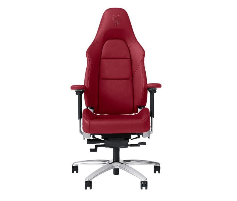 <b>Silla para oficina Porsche</b>
<br>No se trata de cualquier silla, sino del asiento de un 911 adaptado para que sea tu lugar favorito en la oficina. Como era de esperarse está fabricado en fina piel.
<br>
<b>Precio:</b> 5,500 dólares, aprox.
<br>
<b>Lo encuentras en: </b>shop1.porsche.com