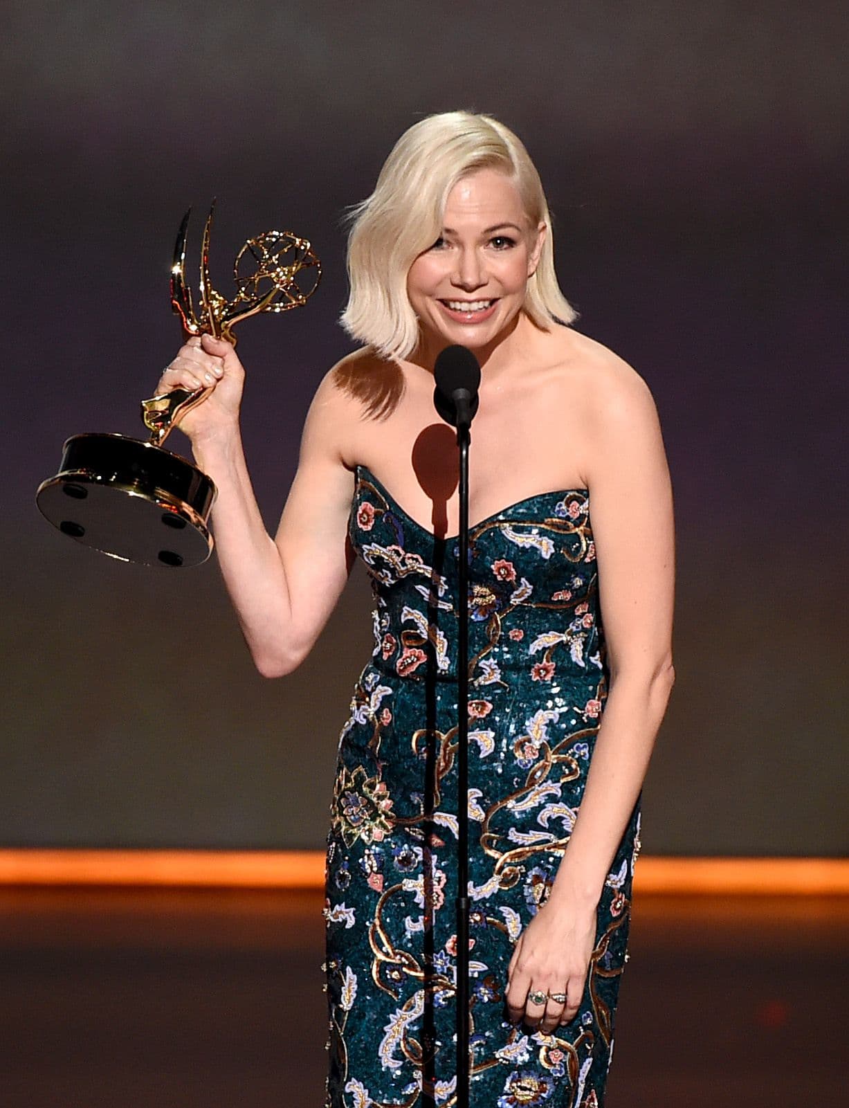 <b>4 -</b> 
<b>Michelle Williams</b>, ganadora del Emmy a la Mejor actriz principal de una miniserie por 'Fosse /Verdon', hizo un llamado a los productores: "La próxima vez que una mujer, especialmente una mujer negra, porque ella gana 52 centavos en comparación con el dólar que se lleva su compañero blanco, te diga 
<b>lo que necesita para hacer su trabajo</b>, escúchala, créele, porque un día quizá se te pare al frente y te diga '
<b>gracias' por permitirle triunfar</b> en su entorno de trabajo y no a pesar de él".