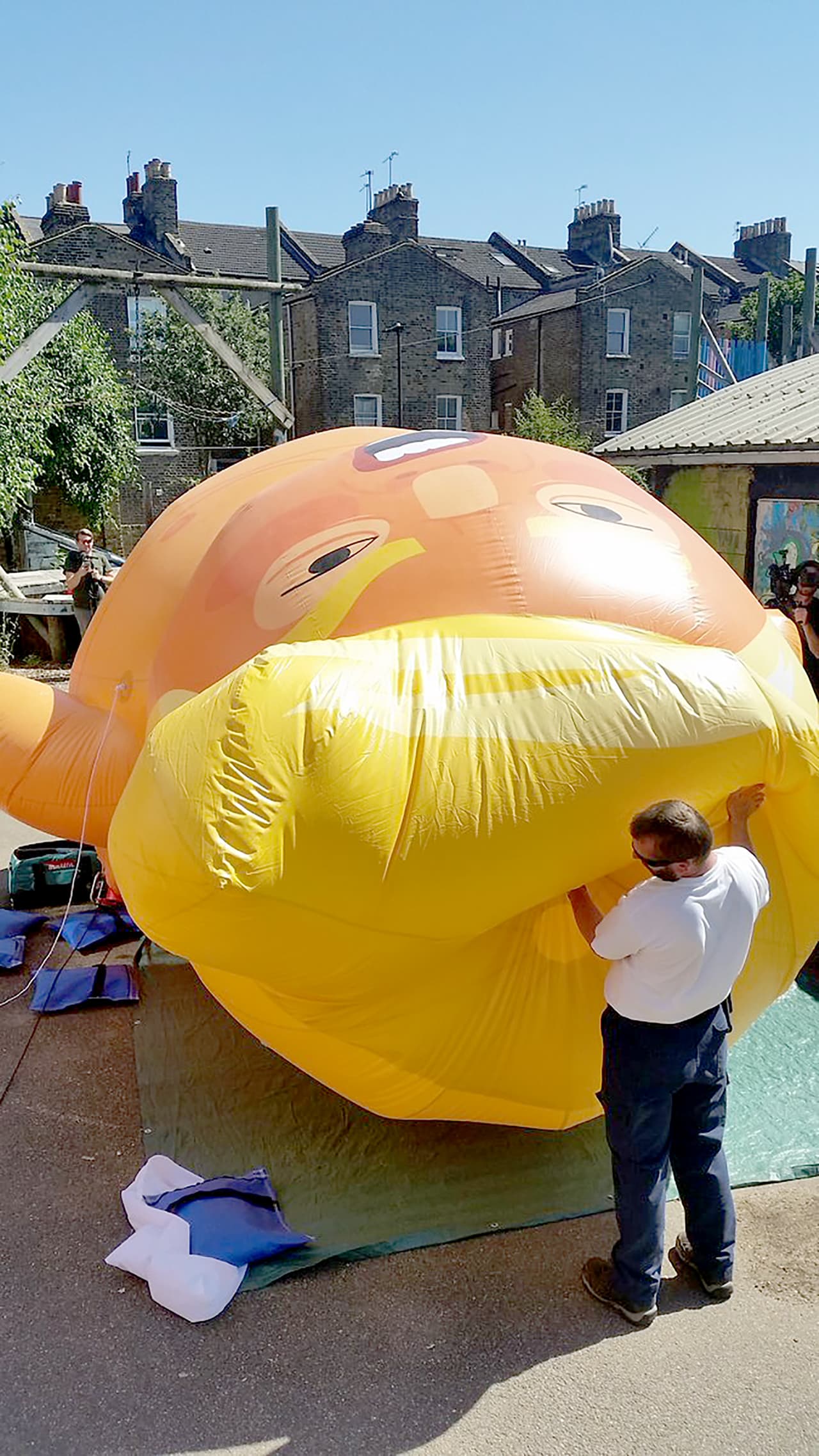 Hasta el momento, la campaña que inició con una meta de 5,000 libras, ha conseguido 9,503 libras (unos 12,500 dólares). De acuerdo con la descripción del proyecto, rellenar de helio el globo tiene un costo que supera los 926 dólares por día.