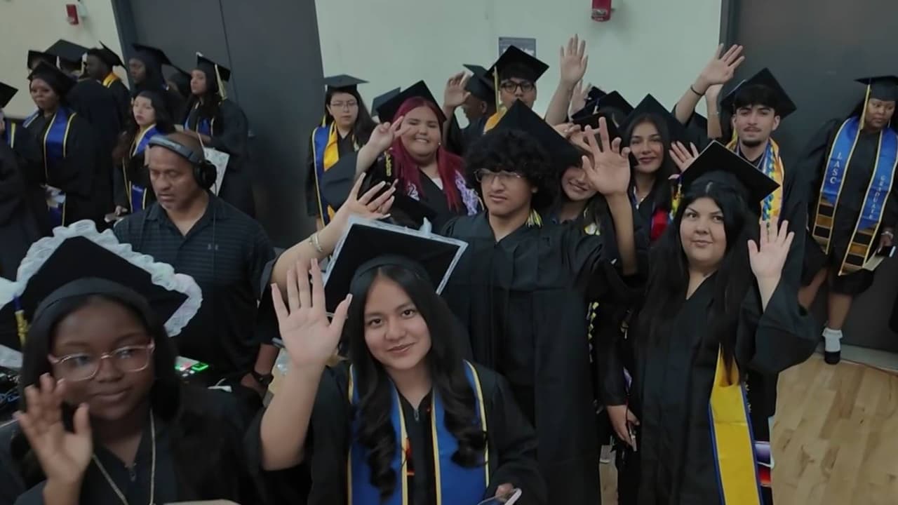 Hijos de inmigrantes se gradúan con títulos universitarios y de preparatoria en Los Ángeles