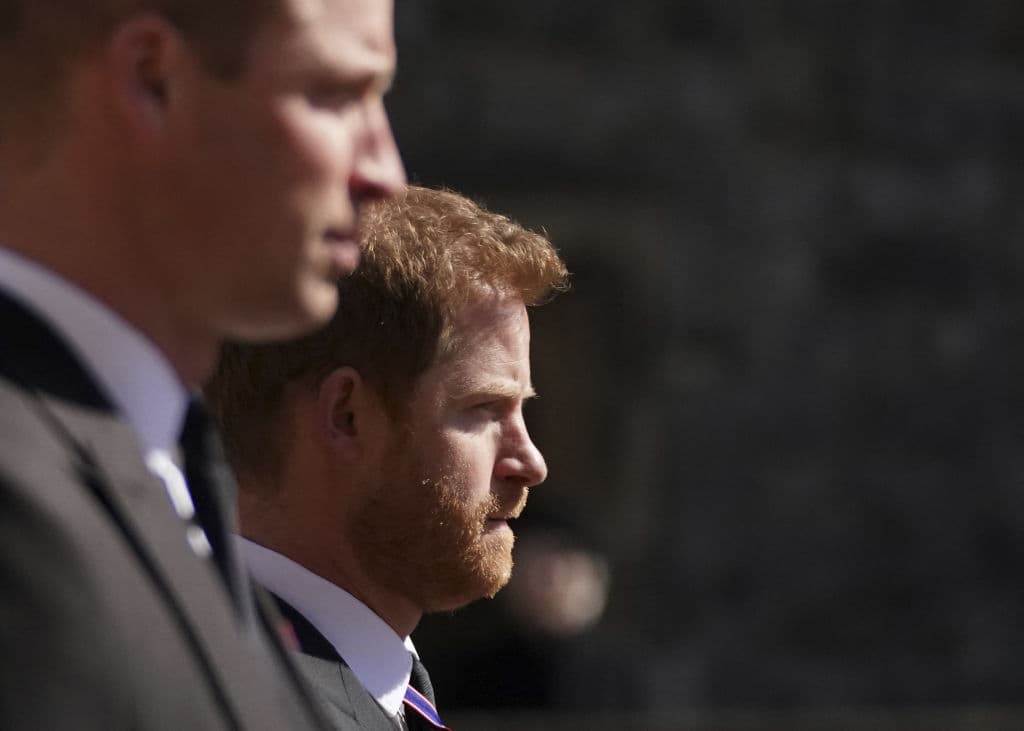 La noche del domingo 18, The Sun había informado que tras el servicio, los príncipes Harry, William y Carlos 
<b><a href="https://www.univision.com/famosos/principe-harry-reunion-principe-william-principe-carlos-funeral-principe-philip-fotos" target="_blank">habían sostenido una plática privada. </a></b>
<br>