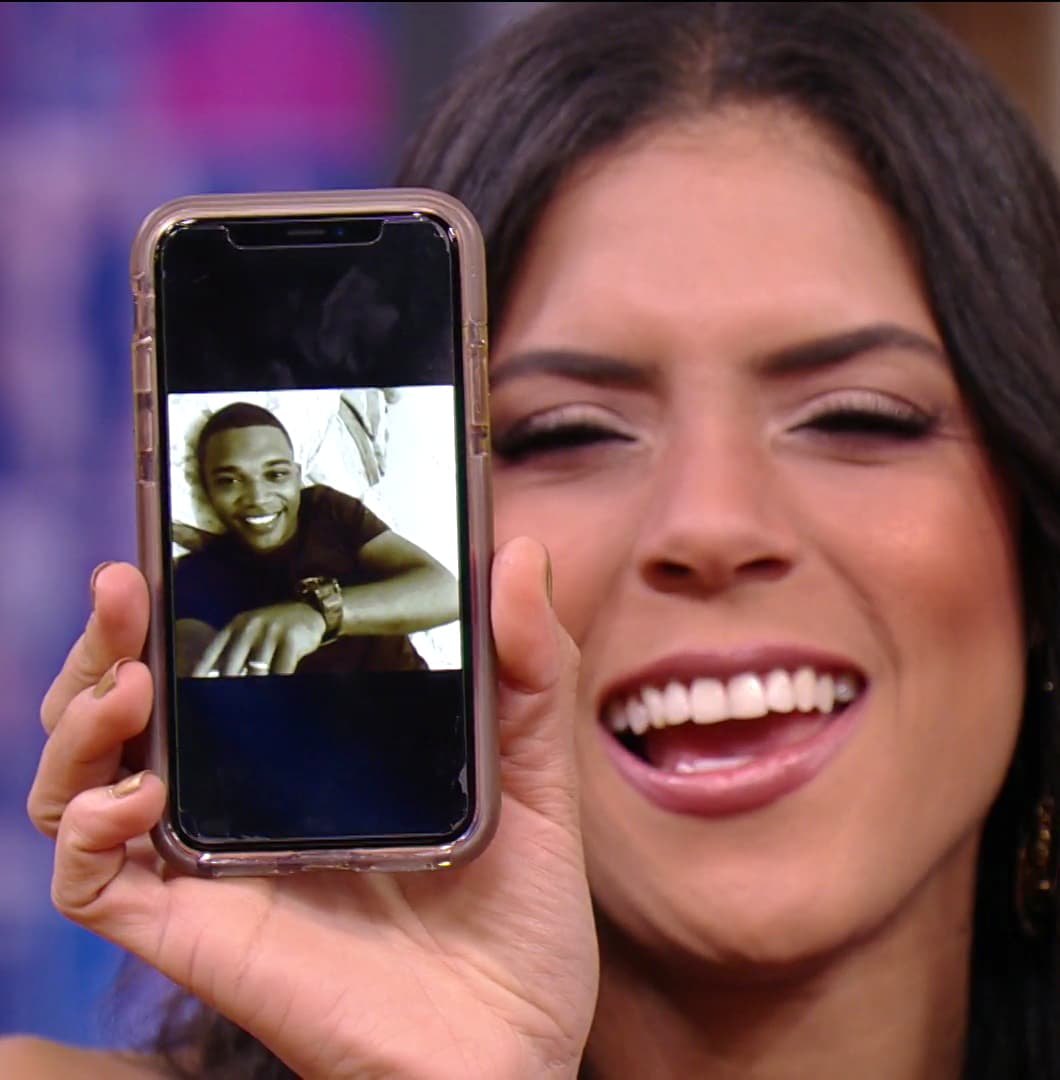 Mostrando ante las cámaras esta foto, nuestra conductora reveló que este miércoles 21 de noviembre era el cumpleaños de su hermanito Alexis, hijo de su padrastro.