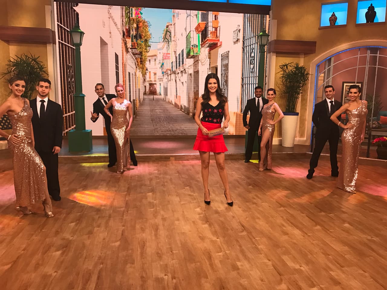 Anita estuvo rodeada de balarínes de tango.