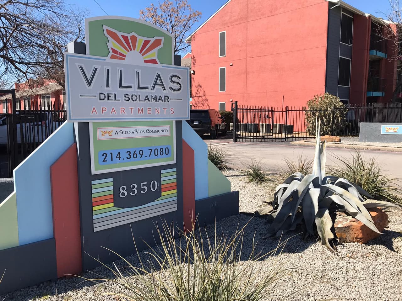 Los habitantes del complejo Villas del Solamar se han visto obligados a sacar agua de un hidrante para asear sus espacios