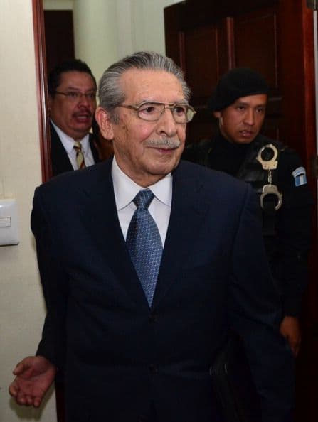 En opinión de Calderón, la acusación del fiscal no es contra su cliente ni contra Ríos Montt, quien gobernó de facto entre 1982-1983, sino contra el ejército como institución.