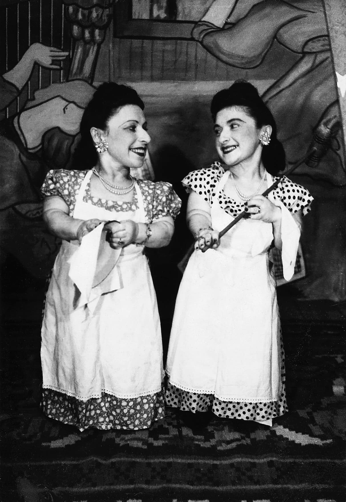 Las mujeres Ovitz eran reconocidas por usar ostentosos trajes. Su estilo elegante logró sobrevivir incluso las penurias del campo de concentración de Auschwitz