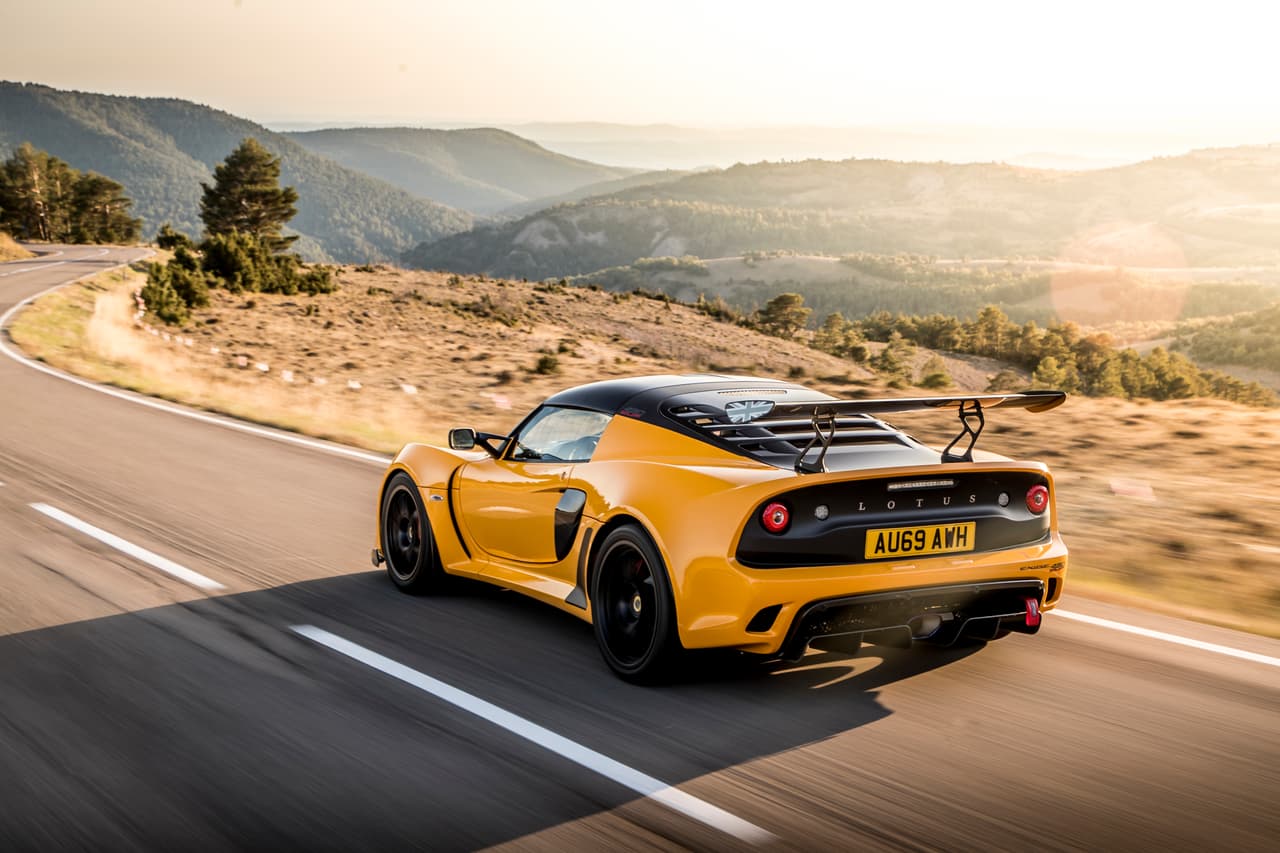 <b><u>Lotus Exige (2000-hoy)</u></b>
<br>Poco después reemplazaron su motor por un V6. Hoy el Exige es ofrecido en 4 versiones: 360 Cup, Sport 380, Cup 380 y Cup 430.
<br>