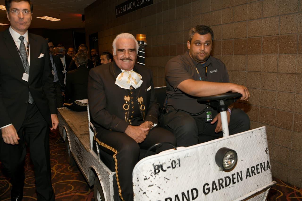Muy risueño don Vicente Fernández en ruta hacia el escenario, donde hizo historia este jueves, durante la 20ª Entrega del Latin GRAMMY.