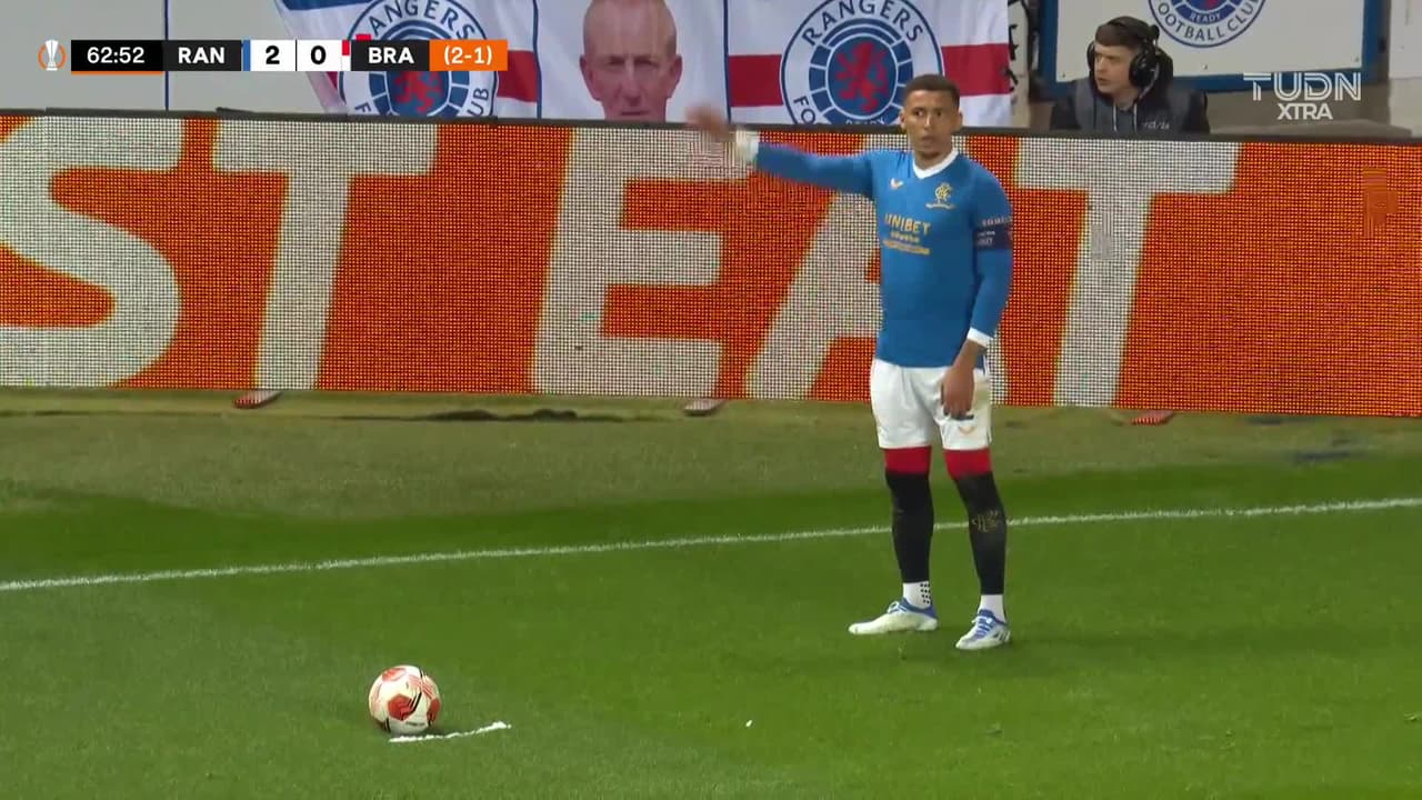 ¡CERCA! Connor Goldson disparó que se estrella en el poste.