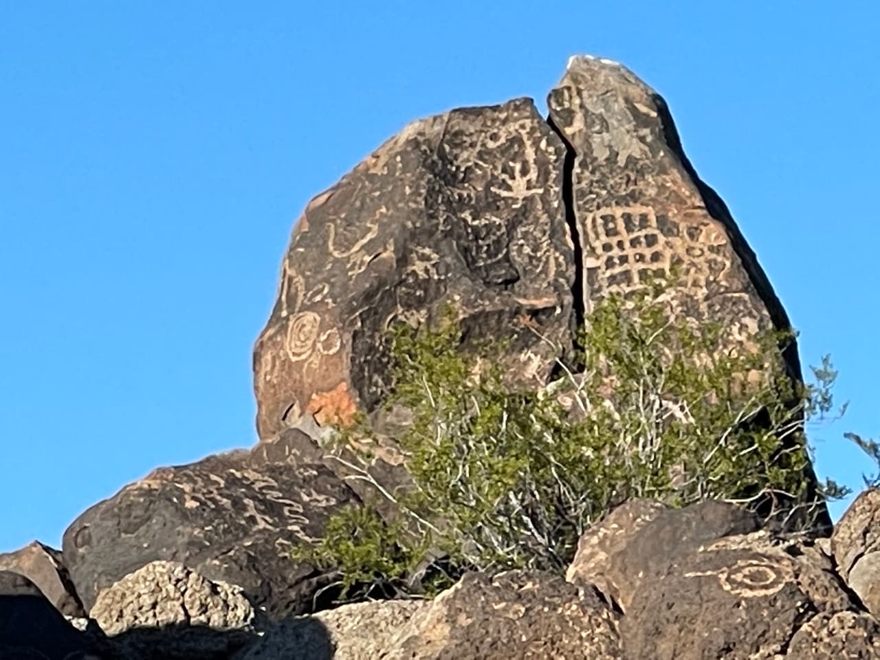 En las imágenes grabadas en las rocas se pueden ver figuras que parecen humanas, así como 
<b>animales, símbolos solares, círculos concéntricos, espirales y laberintos</b>.