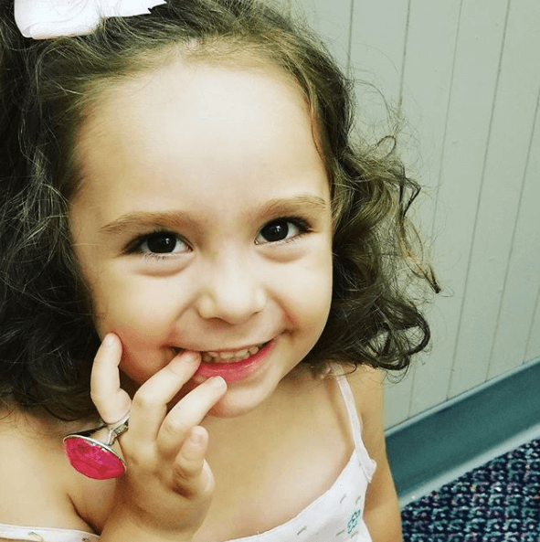 Vic es una hermosa princesa que sabe cómo ganarse el corazón de todos, con una simple y sincera sonrisa.