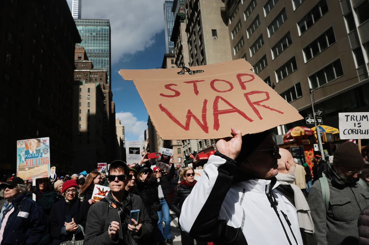 ¡Alto a la guerra! Exigen los manifestantes, quienes se pronuncian en contra del conflicto con Medio Oriente.