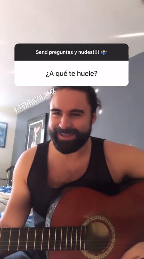 La pregunta era
<b>"¿A qué te huele?"</b> y Aldo respondió cantando al son de su guitarra.
<br>