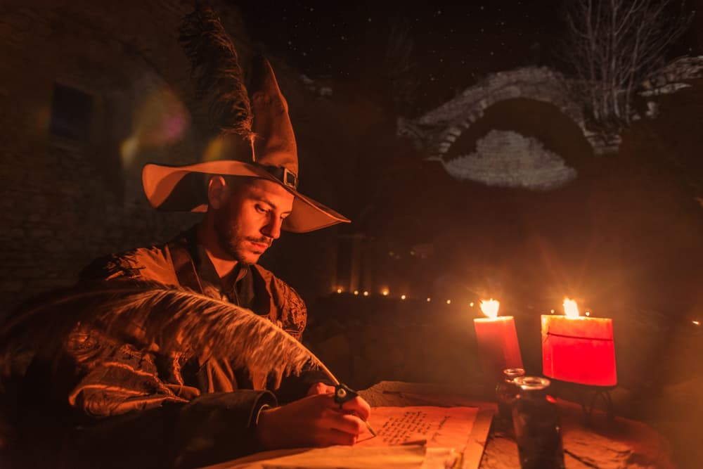 Recordemos que sus profecías cuentan con cerca de mil "cuartetas poéticas", que son una clase de poemas llenas de metáforas, escritas en una mezcla de griego y latín, que han fascinado a millones de personas durante siglos.