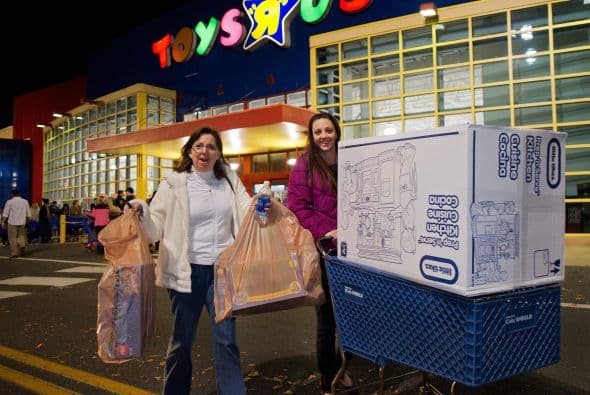 Como cada Viernes Negro las tiendas se llenaron de miles de personas con una sola intención: comprar a los mejores precios. Sin embargo, no todo fue color de rosa para los compradores ya que también hubo algunos accidentes violentos.