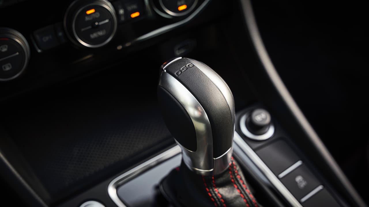 Para quienes no se sienten cómodos cambiando de velocidad manualmente, el Volkswagen Jetta GLI puede ser equipado con una
<b> transmisión automática de doble embrague y siete velocidades</b>, la cual cuenta con tecnología de encendido/apagado automático para ahorrar combustible, y la cual puede ser operada manualmente tanto con la palanca como con paletas de cambios ubicadas detrás de los rayos horizontales del volante.