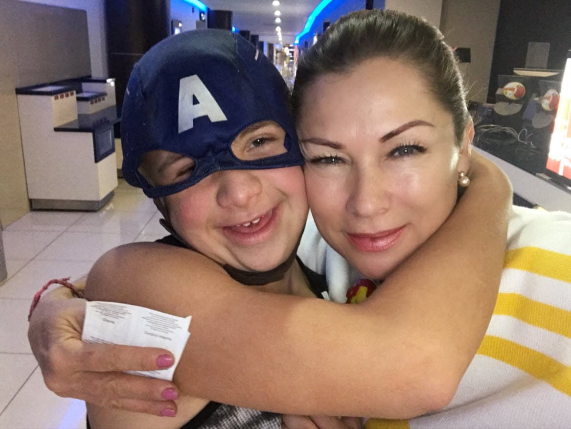 En entrevista con el programa De primera mano, la actriz relató que al ver el llanto de dolor de su hijo tuvo que llevarlo al hospital: "Tenía muy inflamado el tobillo, yo dije 'esto no es normal', además lloró mucho y él generalmente no llora, es un niño muy resistente al dolor. Lo llevé a urgencias y pues lo tuvieron que operar, le colocaron tres tornillos en el tobillo. Según entendí fue en el peroné y en un núcleo de no sé qué del crecimiento”.