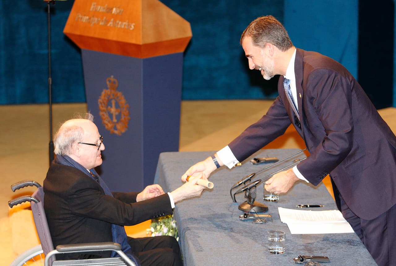Un mes después de los 50 años de Mafalda, en octubre de 2014, Quino fue galardonado con el Premio Príncipe de Asturias de la Comunicación y Humanidades. En la fotografía, el artista recibiendo el galardón del rey Felipe de España.