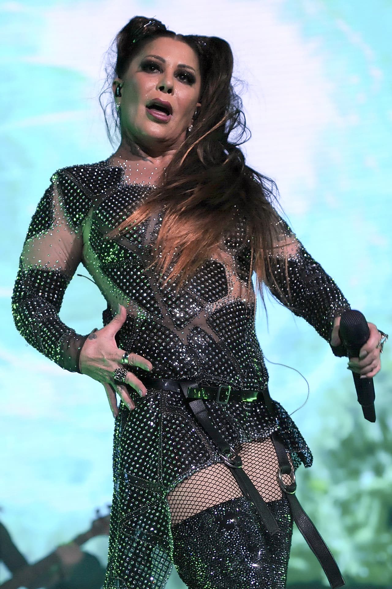 "Mi madre
<b>sí le invirtió una buena lana</b>, y ahora surgió que hay una demanda de ella en contra de Larry; pero no sé nada del caso, pues como me dijo mi madre en su momento, ésos son sus negocios y solo ella sabe", dijo la nieta de Silvia Pinal.
<br>