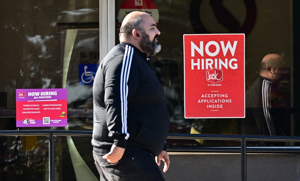 Un cartel de 'Now hiring' ('Se busca personal') en la vidriera de un negocio en San Gabriel, California.