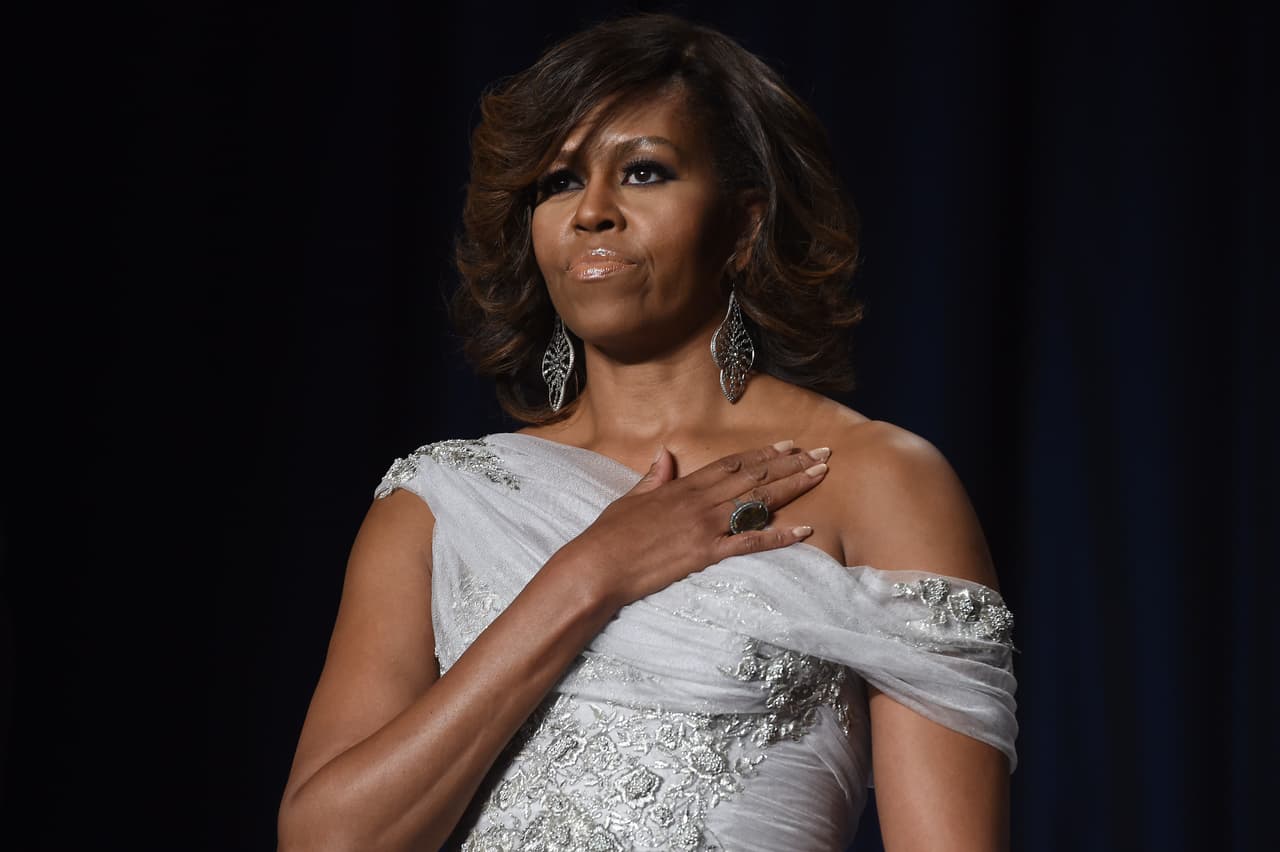 Grandes aretes, homro desnudo y brazos al aire. Muy Michelle.