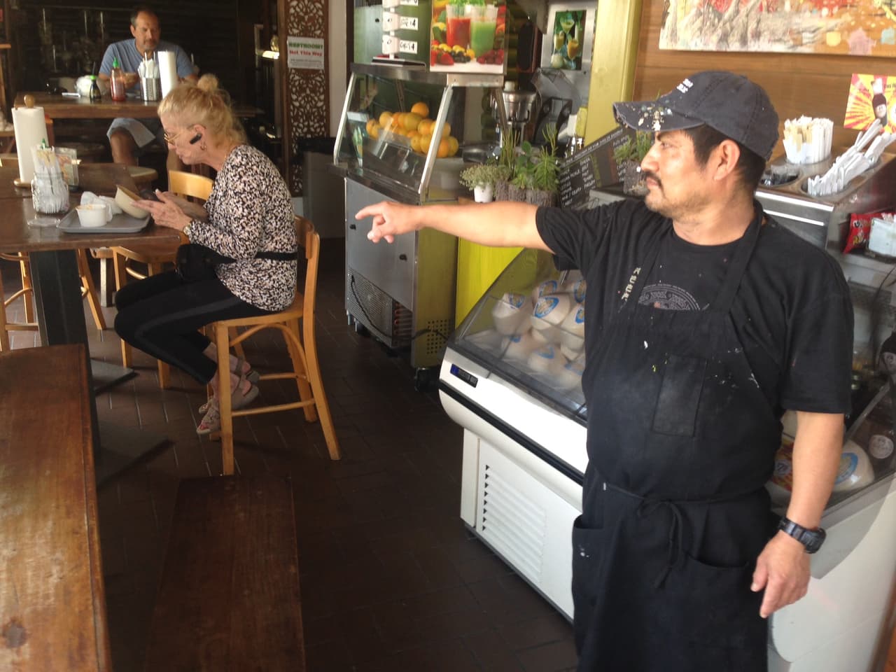 Fortino Cruz señala donde comió Juan Gabriel en Thai Vegan el jueves.