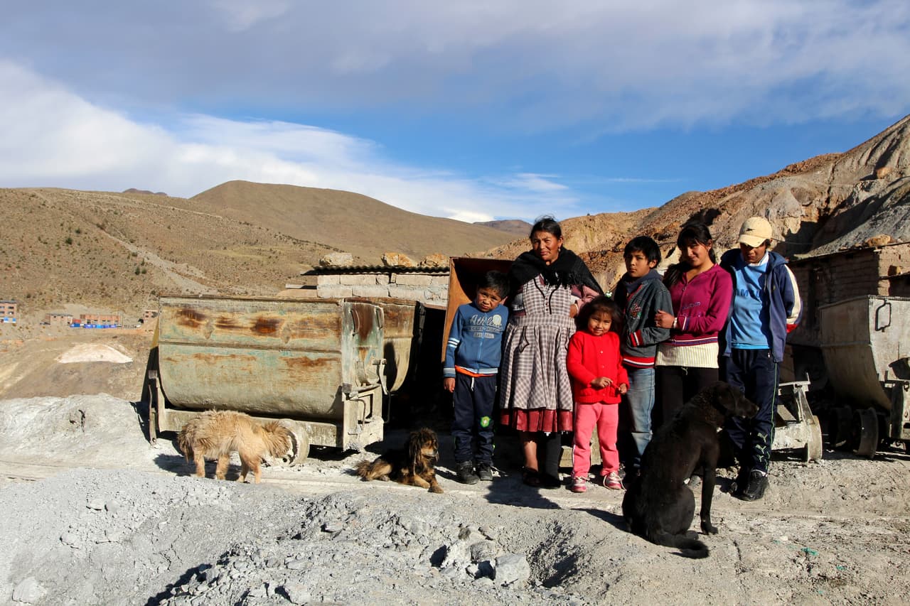 La guardamina Lucía Armijo posa junto a parte de su familia cerca de la mina que vigila en el Cerro Rico.