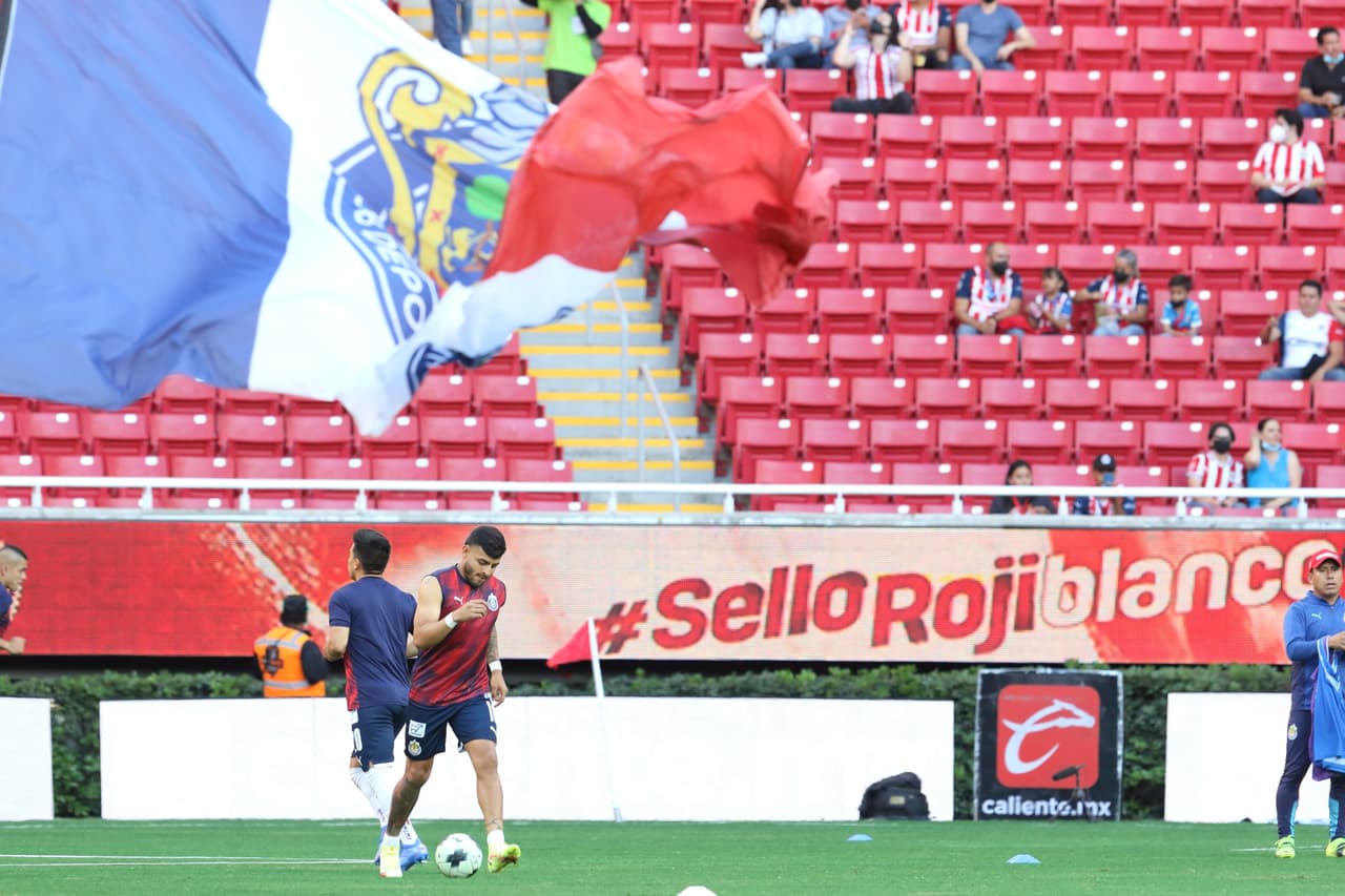 Chivas comenzó ganando con gol de Ángel Zaldíver, pero Rayados reaccionó y con goles de Gallardo, Vegas y un ‘osote’ de Miguel Jiménez terminó por vencer y hundir a un Guadalajara que podría quedarse sin DT.