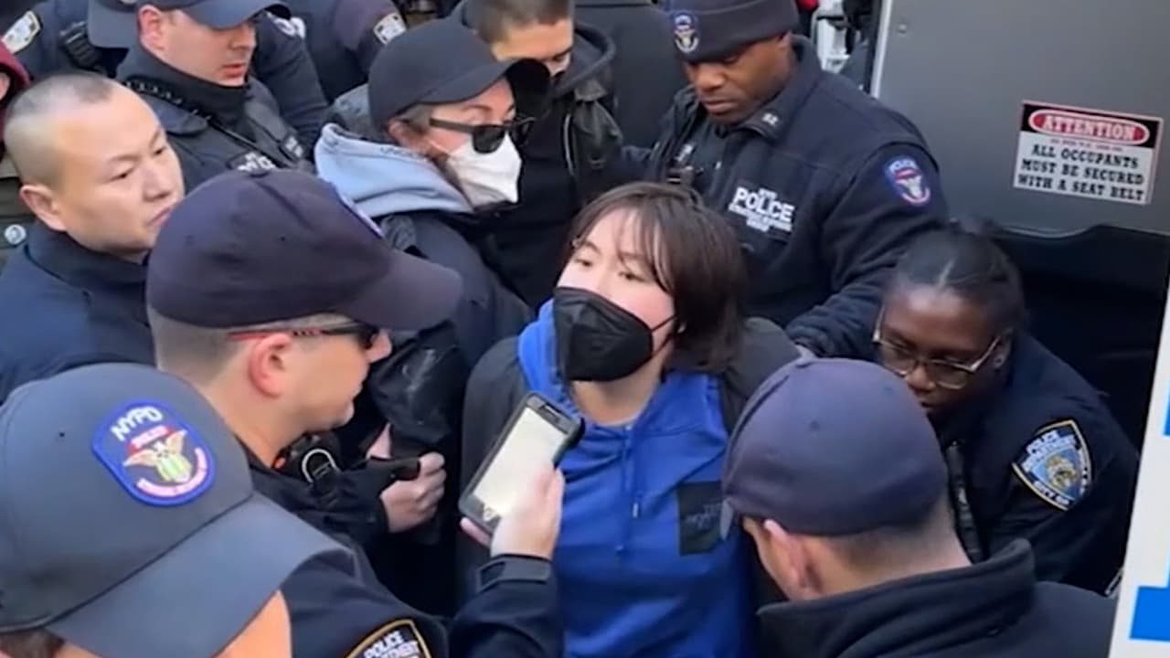 Detienen a más de una docena de personas que trataron de impedir un operativo de ICE