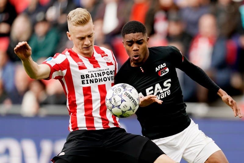 El AZ Alkmaar golea al PSV de Erick Gutierrez 4-0 en casa.