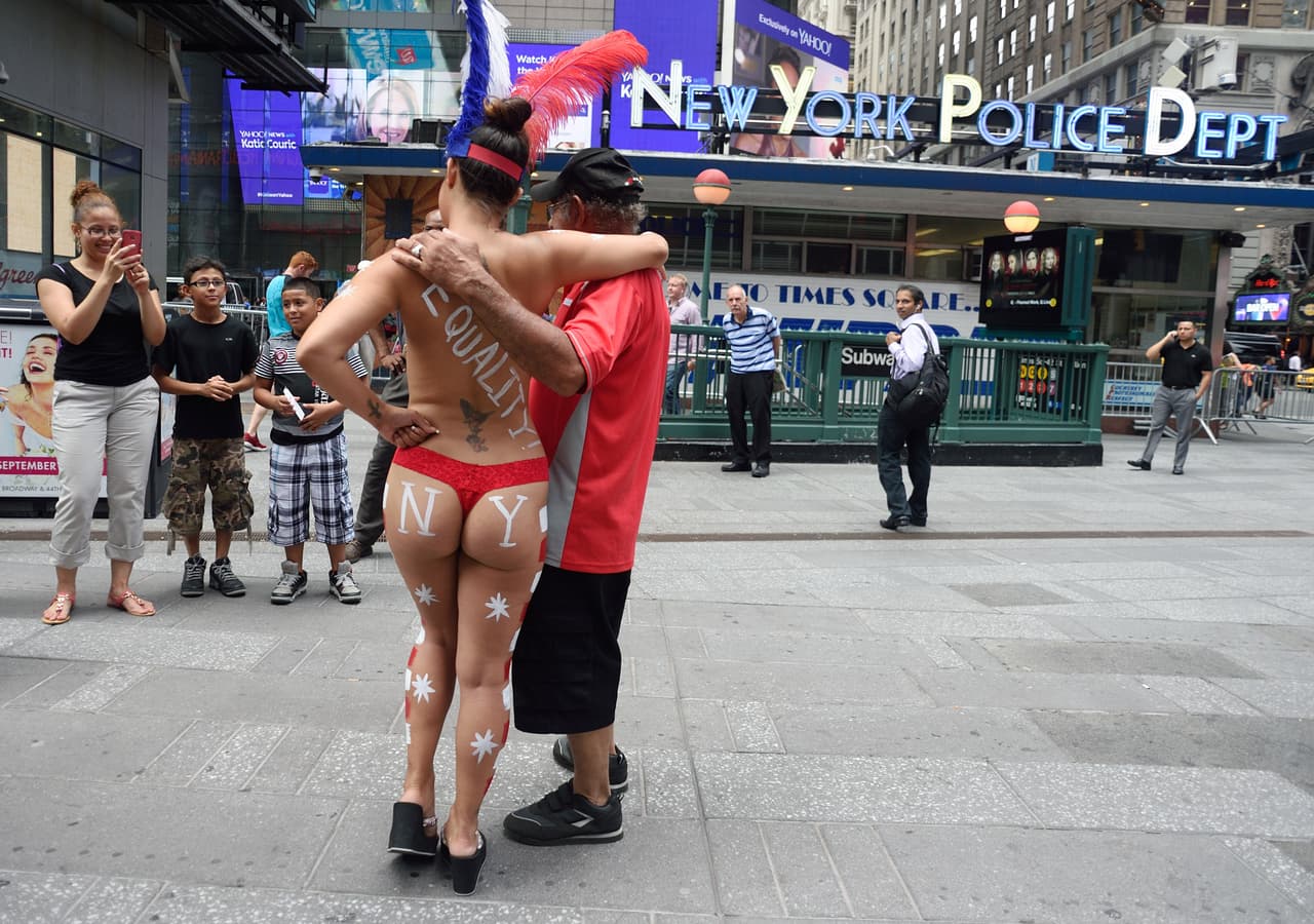 Mujer de 69 años inicia movimiento "topless" en Times Square
