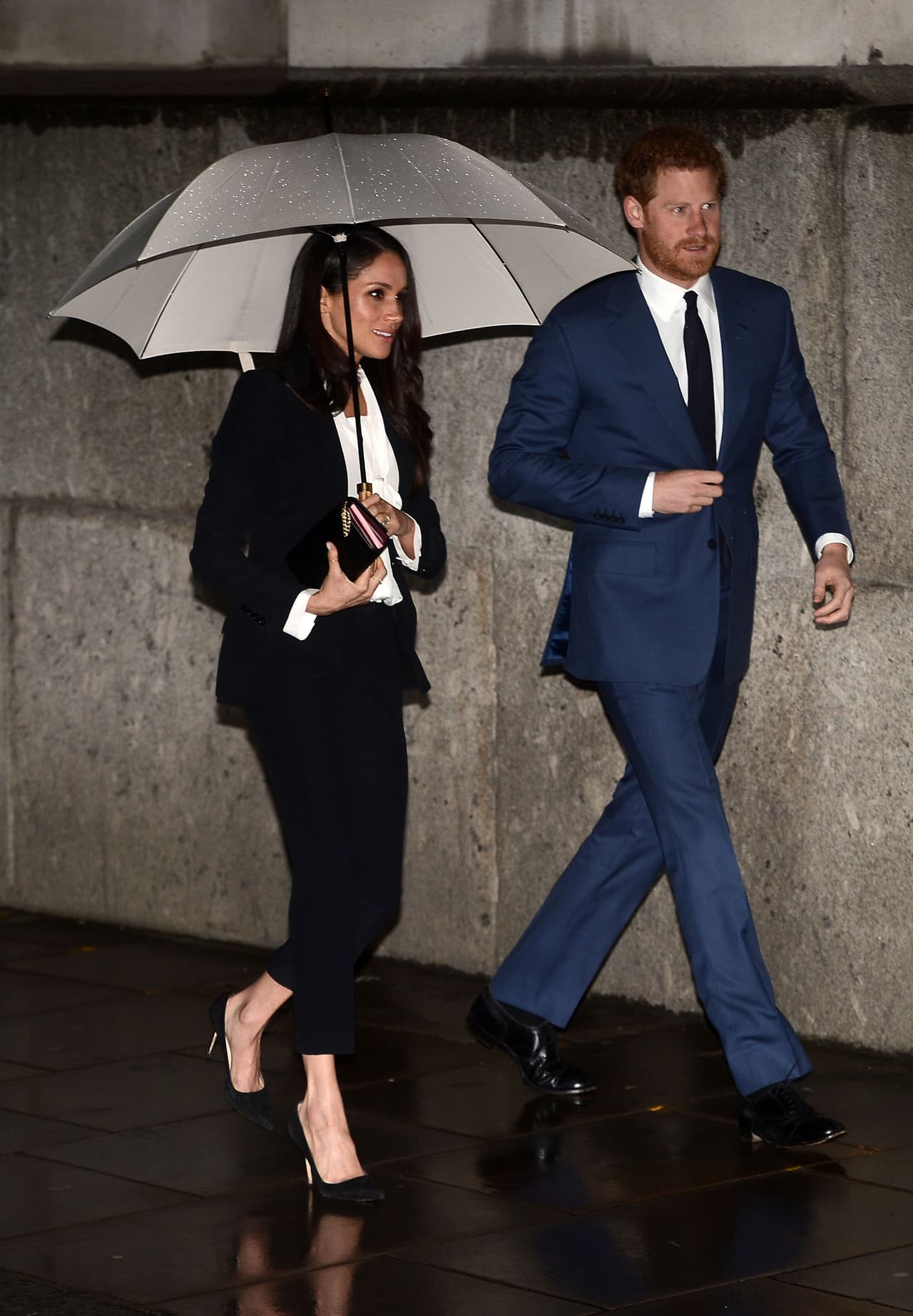 Para el evento, la exprotagonista de la serie 'Suits', lució un traje sastre negro de la casa diseñadora de Alexander McQueen, que complementó con ‘stilettos’ negros y un bolso de mano del mismo color.