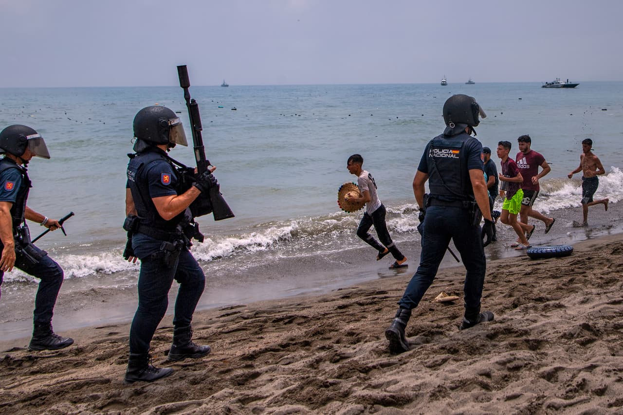 En enclave es, además, uno de los trazados de la frontera sur entre Europa y Africa. Bruselas ofrece a España el apoyo de agentes de Frontex, la Agencia Europea de la Guardia de Fronteras y Costas.