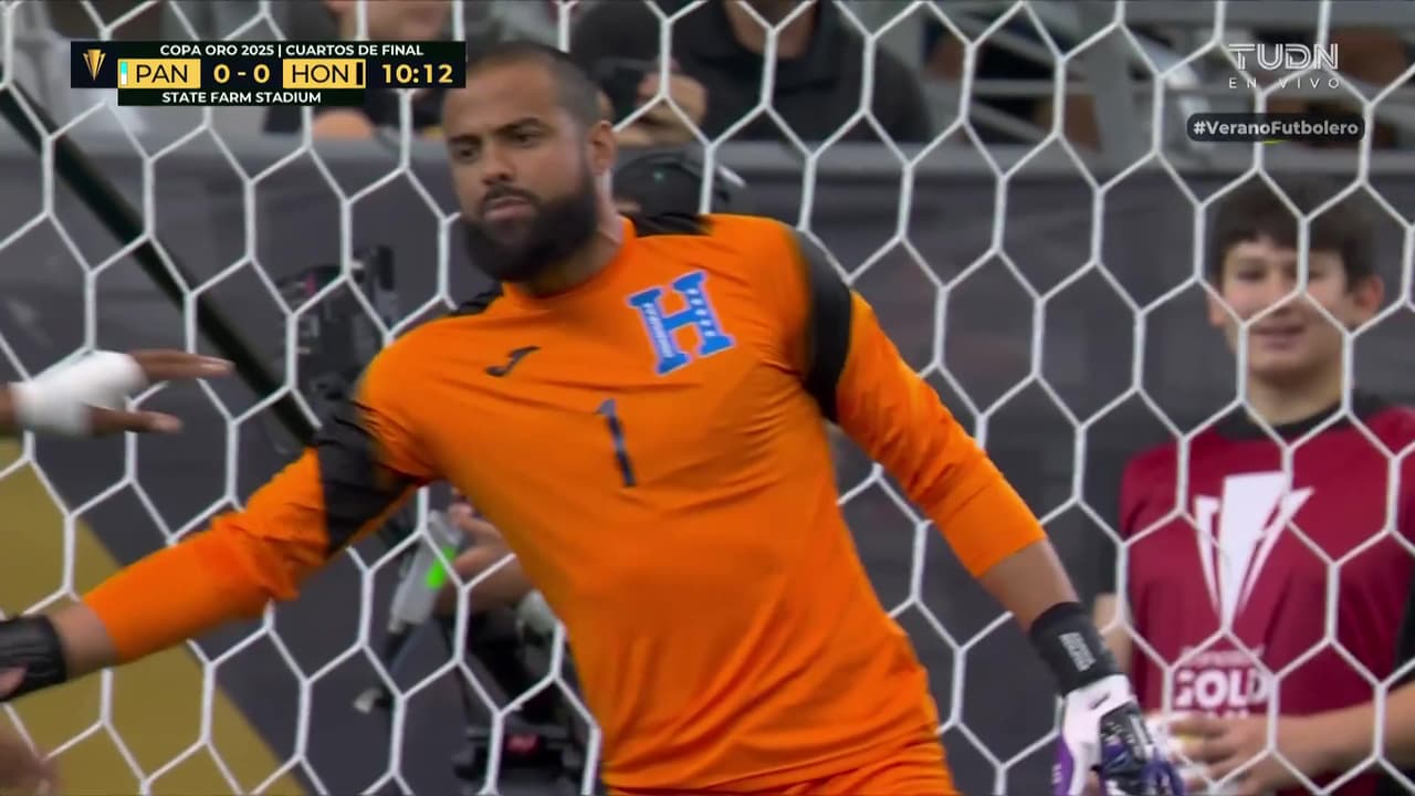 ¡Panamá avisa con peligro! Disparo del ‘Puma’ que se va por un costado del arco