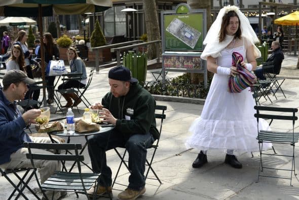 Las novias de marzo se inició en 1999 como un evento Cacophony Sociedad anual que tiene lugar el 15 de marzo, la intervención pretende ser una parodia de las bodas en la cultura occidental. El evento forma parte de un teatro de la calle con hombres y mujeres vestidos con trajes de novias, que salen a las calles de Nueva York y posan en diferentes puntos de la ciudad.