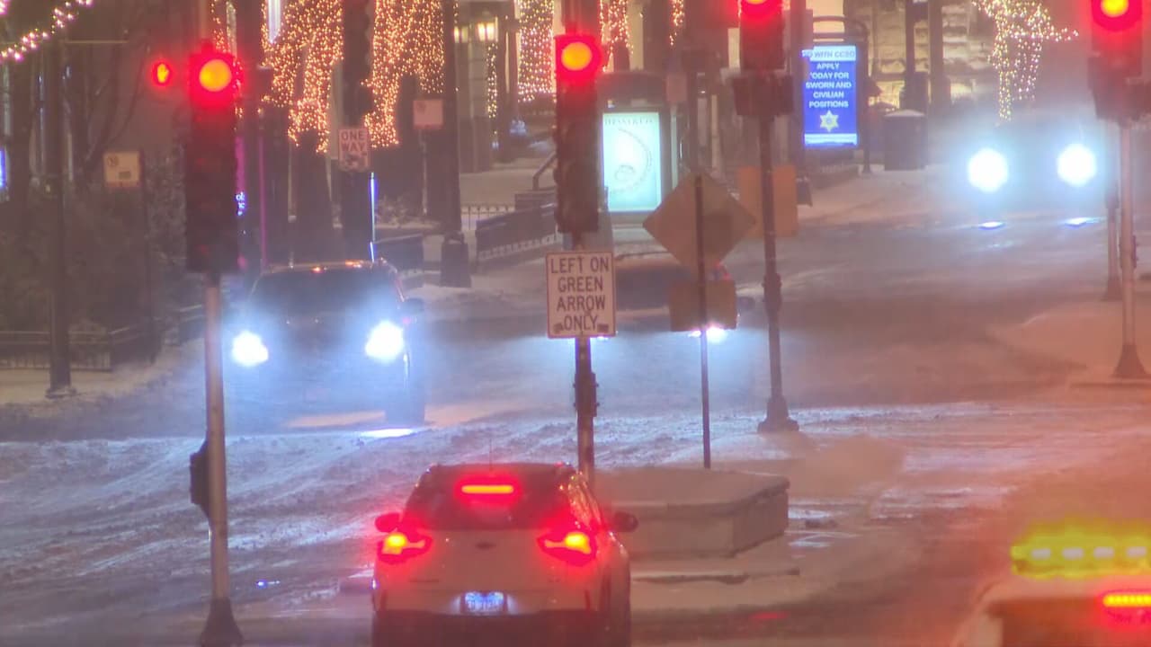 Centro de Chicago - Camiones esparcidores de sal estuvieron desde la madrugada removiendo la acumulación de nieve que se produjo desde la noche del jueves.