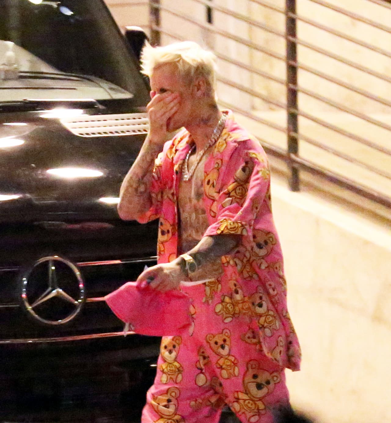 En las imágenes se le ve pasando la mano por su rostro, secándose las lágrimas, lo que podría significar que 
<b><a href="https://www.univision.com/famosos/la-confesion-mas-dura-de-justin-bieber-drogas-pesadas-relaciones-abusivas-e-irrespeto-a-las-mujeres-fotos">sufrió una fuerte emoción mientras grababa</a></b>.