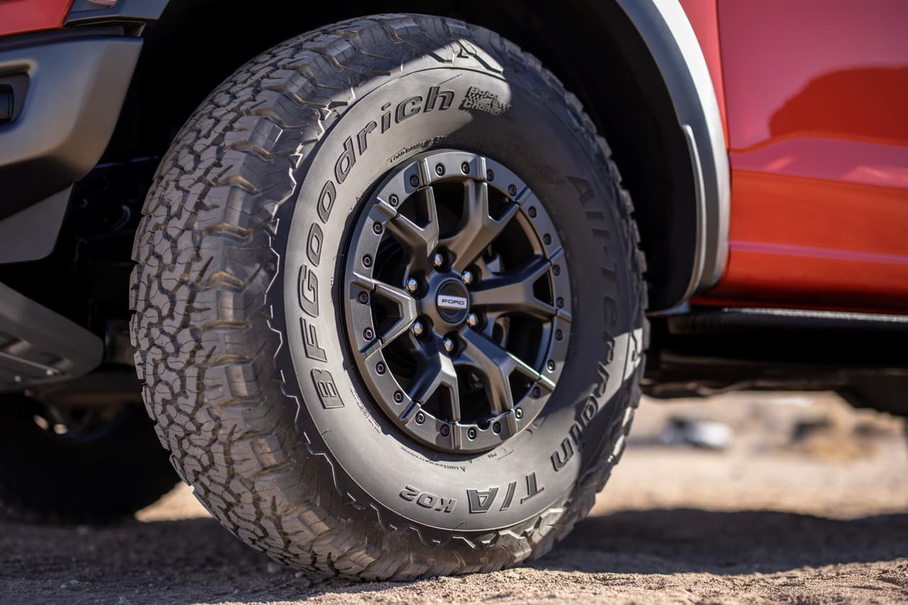 Otra novedad son las llantas de 35 o 37 pulgadas, las más grandes instaladas de fábrica en una camioneta pickup liviana de tamaño completo. Estos neumáticos BF Goodrich T/A KO2 todoterreno fueron especialmente diseñados para la Raptor.