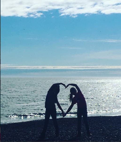 Todas las playas de Islandia son de arena negra y aquí un vistazo de la panorámica cuando cae el sol.