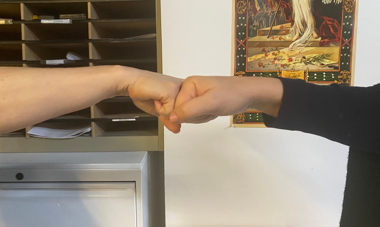 En vez de saludar a los demás con un apretón de manos usa un golpe de puño, arco leve, golpe de codo, etc.