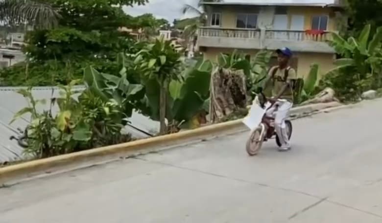 Todos los días, Samuel Carmona está al pendiente de que uno de sus vecinos en Manoguayabo,
<a href="https://www.univision.com/temas/republica-dominicana">Santo Domingo</a> grite su nombre. Y cuando eso pasa deja todo lo que esté haciendo y toma su bicicleta para salir lo más rápido posible para cumplir con su trabajo,
<b>pero también para seguir acercándose un poco más a sus sueños. </b>
<br>