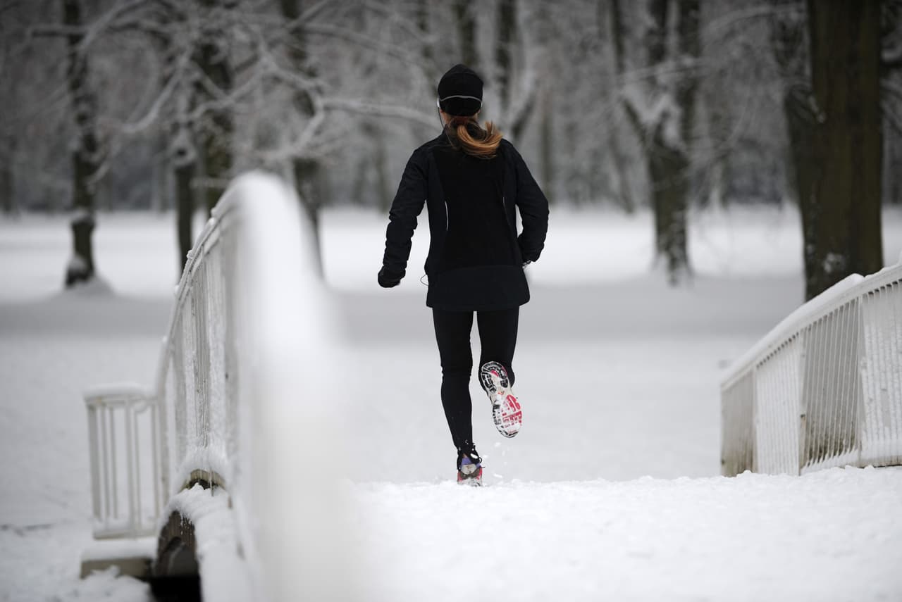 No dejes de practicar tus rutinas de ejercicio. Según un estudio de la George Washington University School of Public Health, 15 minutos de caminata después de cada comida es más eficiente que una sola caminata de 45 minutos al día para disminuir los niveles de glucosa en la sangre. Si te cuesta demasiado salir a la calle por el frío trata de hacer ejercicios en casa con DVD’s o aplicaciones de celular, bandas de resistencia y pequeñas pesas.