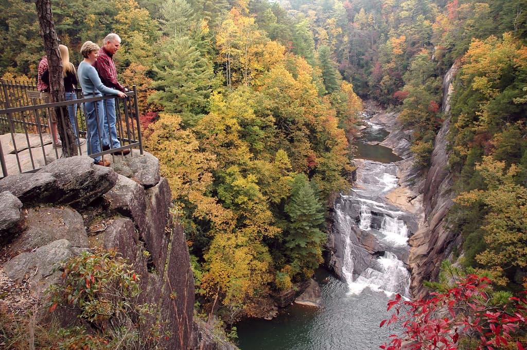 <b>Tallulah Gorge State Park (Tallulah Falls)</b>
<br>
<b>Sitio web</b>: 
<a href="https://gastateparks.org/TallulahGorge">https://gastateparks.org/TallulahGorge</a>
<br>
<a href="https://maps.app.goo.gl/rRvNK6R63tU91ZBp9"><b>Cómo llegar</b></a>
<b> </b>
<br>
<br>Tallulah Gorge es uno de los cañones más espectaculares del sureste de Estados Unidos y puedes elegir entre senderos fáciles o difíciles. Camina a lo largo del borde hasta varios miradores con vistas a la cascada, o baja las escaleras desde un puente colgante. Acampa dentro del parque o alquila cabañas en el cercano parque estatal Black Rock Mountain.
