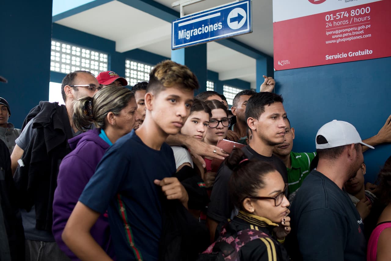 La llegada de venezolanos a Perú se redujo a menos de la mitad en las 24 horas posteriores al cierre de la frontera para los inmigrantes de ese país que no tienen pasaporte, según informó ayer el superintendente de Migraciones de Perú, Eduardo Sevilla.