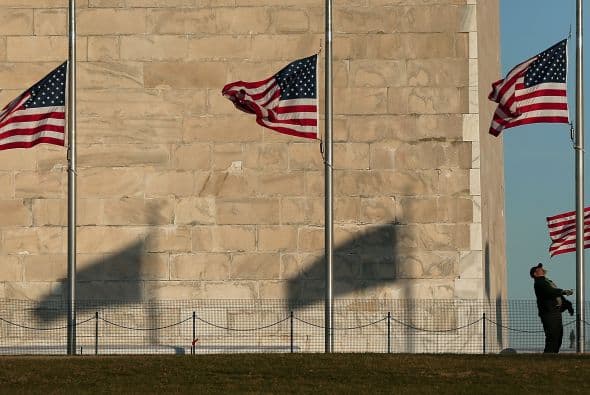 Obama también ordenó que las banderas de la Casa Blanca, edificios oficiales y complejos militares ondeen a media asta hasta la puesta de sol del martes 18 de diciembre, en honor a las víctimas.